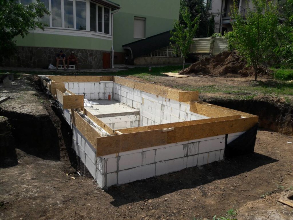 Бетонировка стен чаши бассейна для плавания в Харькове